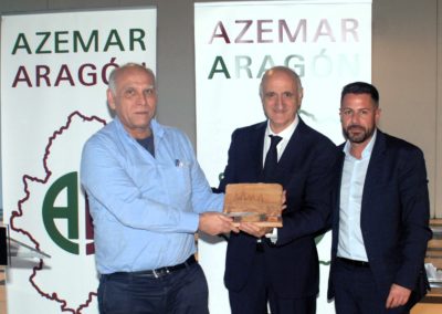 Francesc Folguera, Iván Rubio y Alfredo Llop durante la entrega de un reconocimiento en Azemar 2024.
