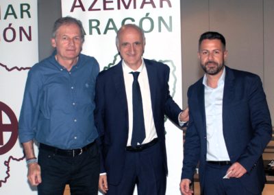 Entrega del premio del sorteo de IPS a Abel Azón durante la comida empresarial Azemar 2024.