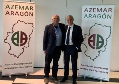 Francesc Folguera junto a Alfredo Llop frente a los banners de Azemar Aragón durante la comida empresarial Azemar 2024 en Zaragoza.