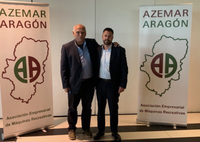 Francesc Folguera e Iván Rubio frente a los banners de Azemar Aragón durante la comida empresarial Azemar 2024 en Zaragoza.