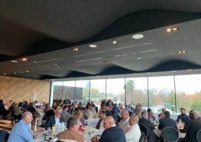 Vista general de la comida empresarial Azemar 2024 en Zaragoza, con asistentes del sector recreativo y hostelero.