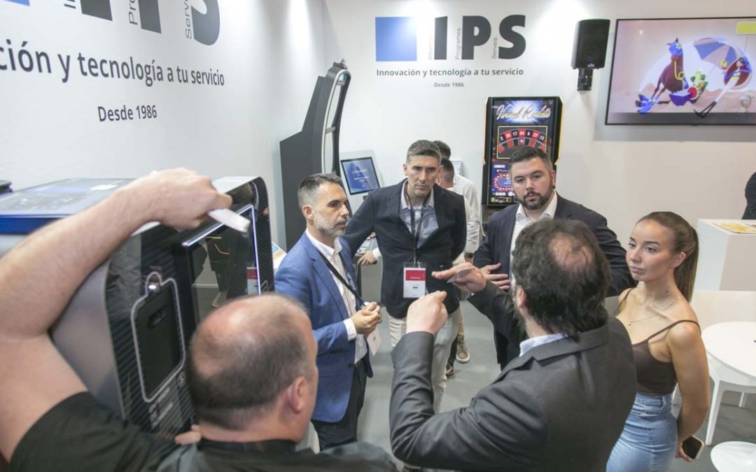 Equipo de IPS atendiendo a visitantes en el stand durante Interazar 2025