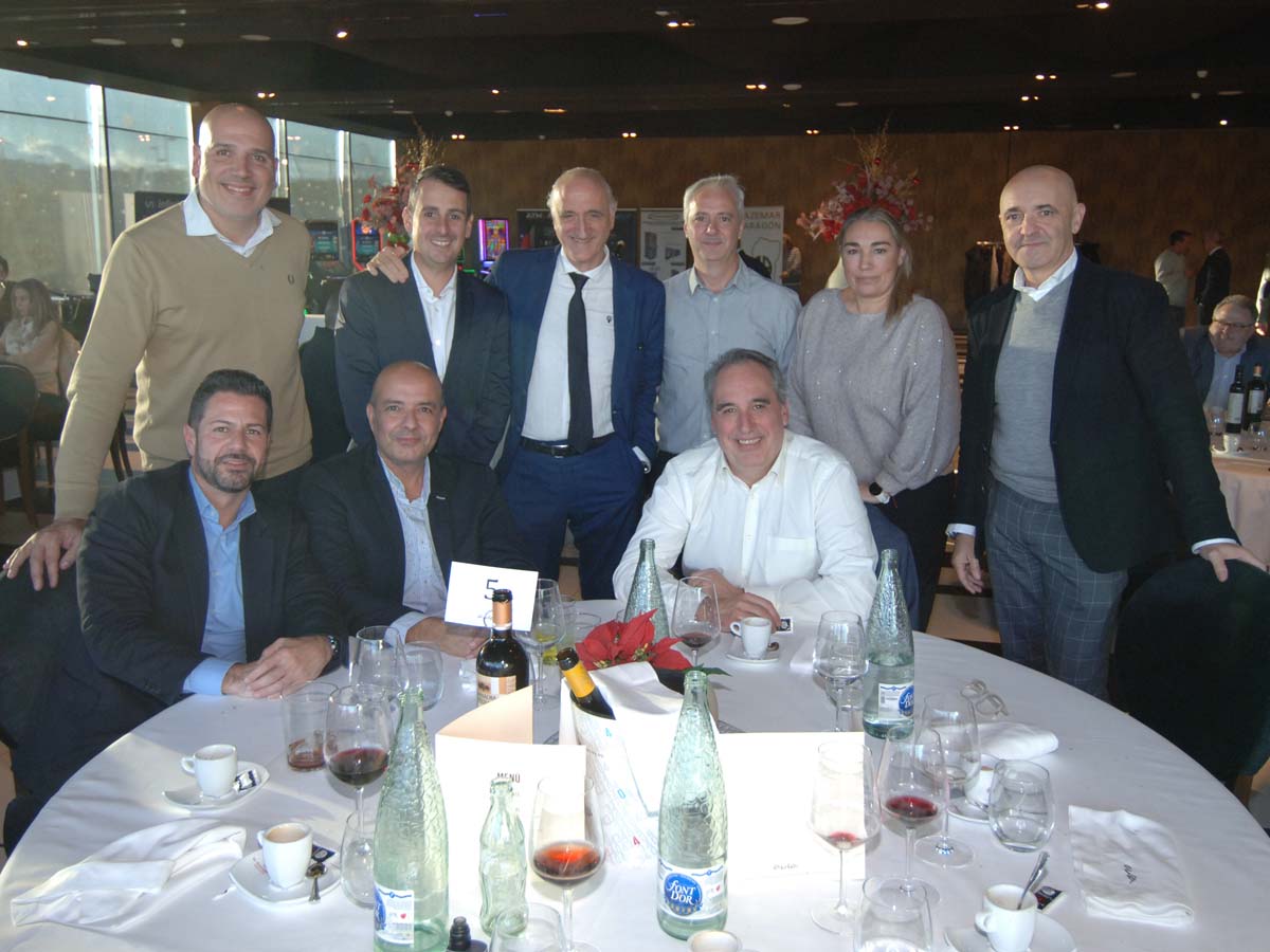 Iván Rubio junto a operadores del recreativo aragonés en la comida empresarial de Azemar 2025
