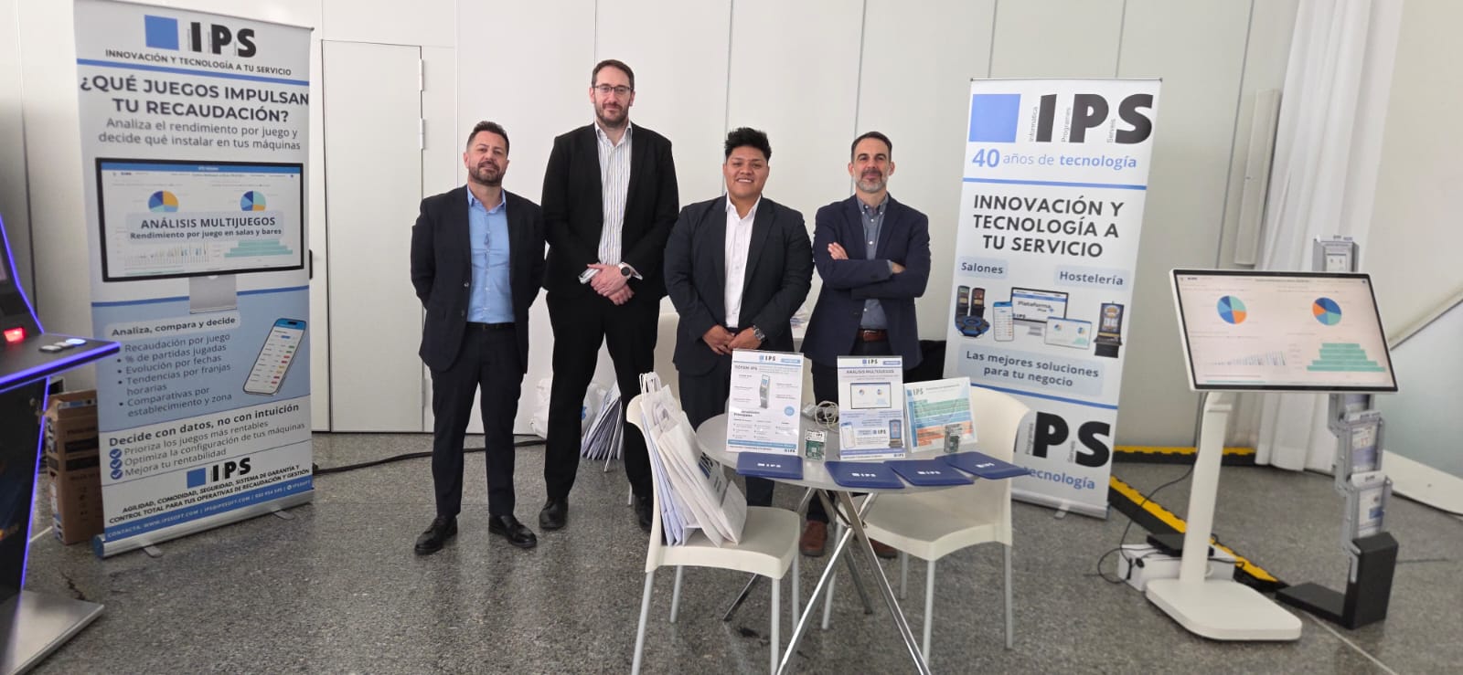 Equipo IPS mostrando soluciones tecnológicas para operadores en el stand de Expojoc 2026